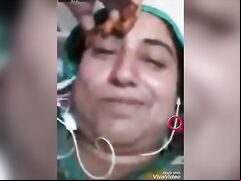 indian aunty showing her boobs