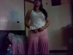 Indian Aunty Leaked Homemade Scandal with Hindi